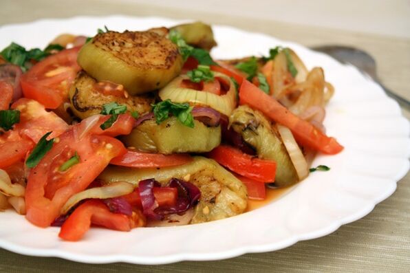 Maggi dijeta uključuje zdravu salatu od povrća i kuhanog patlidžana. 